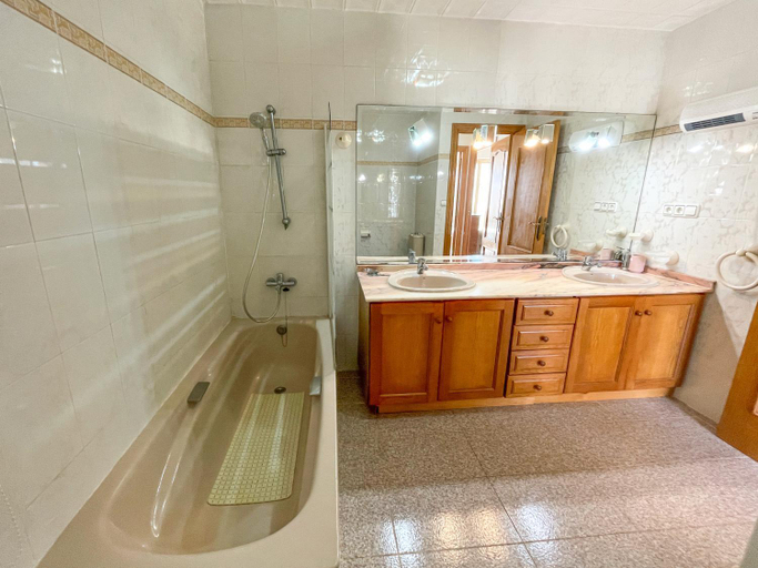 Bathroom 3, Villas Piles Gandia 3000, Valencia