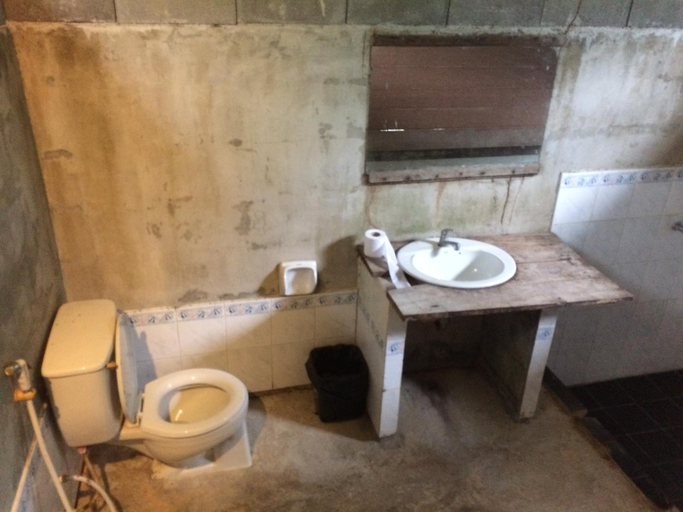 Bathroom 3, Namtok Bungalows, Ko Yao District