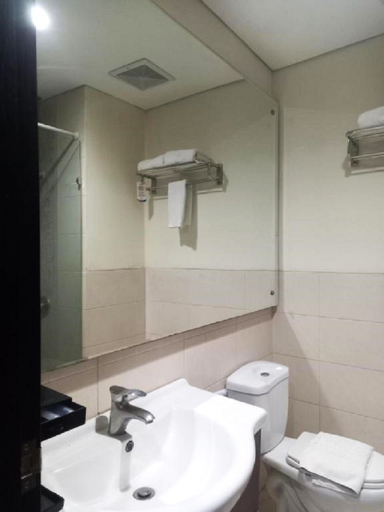 Bathroom 5, Hotel Dafam Pekalongan, Pekalongan