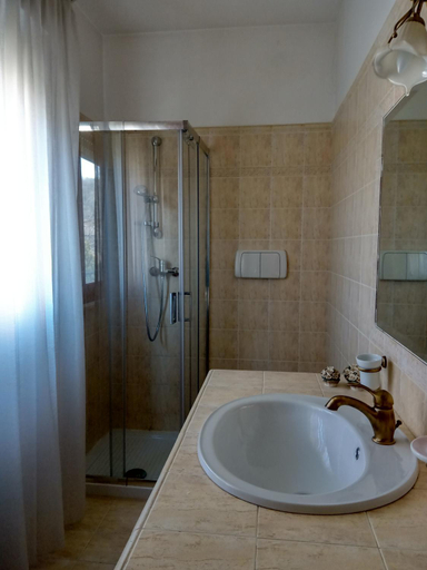 Bathroom 5, A L'Aquila per un sogno, L'Aquila