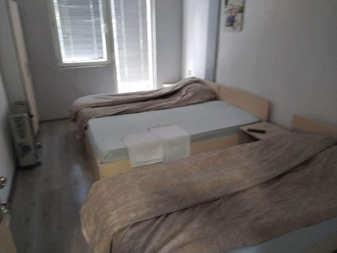 Others 3, Hostel Bela