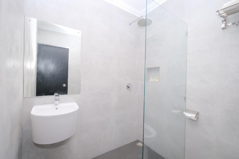 Bathroom 7
