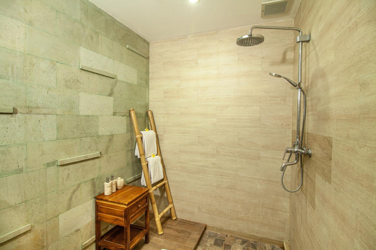 Bathroom 16
