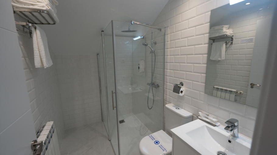 Bathroom 3, Hotel El Parador, Asturias