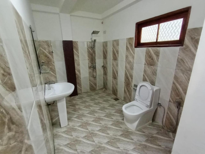 Bathroom 3, Amaraai lake edge, Nuwara Eliya