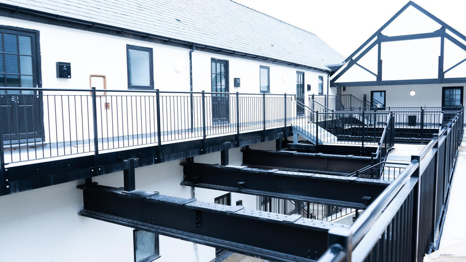 Exterior view 3, 1BR Sleeps 4, 3 mins from City centre & Local Gems, Staffordshire