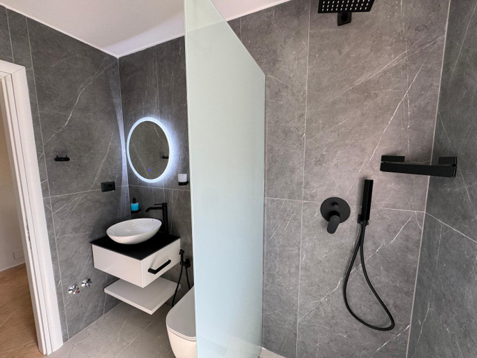 Shower 5, Garden Villa Apartments, Sarandës