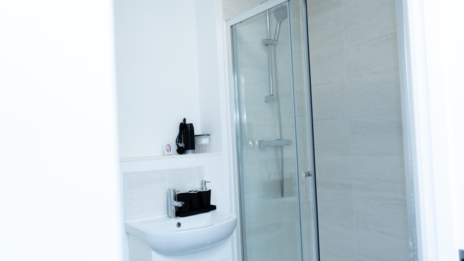 Bathroom 4, 1BR Sleeps 4, 3 mins from City centre & Local Gems, Staffordshire