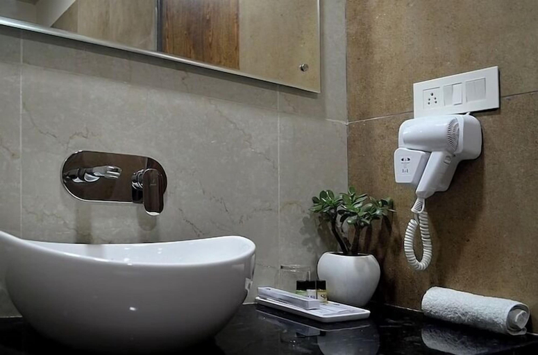 Bathroom 4, MV Acosta by Lawrence hotels, Dehradun