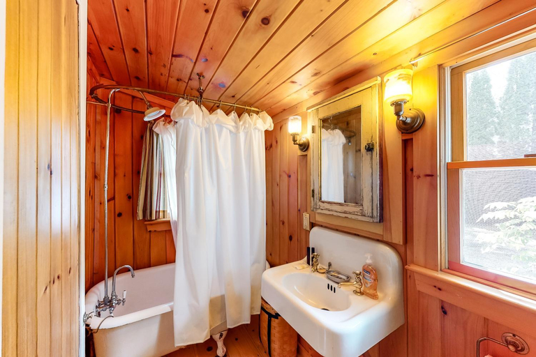 Bathroom, Wellhouse Cottage, Cumberland