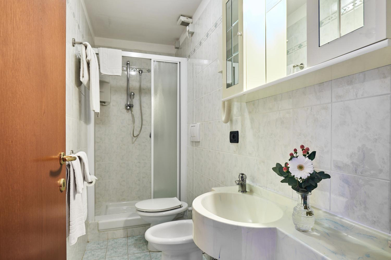 Bathroom 4, Hotel Fattoria Belvedere, Pisa