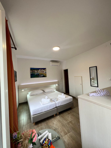 Others 3, Residence Bella, Stari Grad