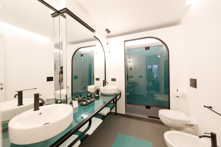 Others 5, Akyra suites, Napoli