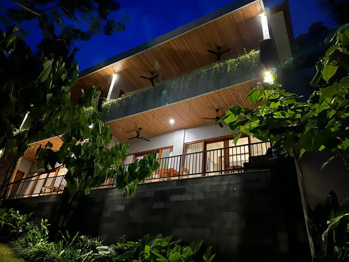 Exterior 13
