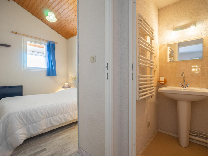 Bedroom 2, Apartment Les Jardins de l'Ocean-42 by Interhome, Charente-Maritime