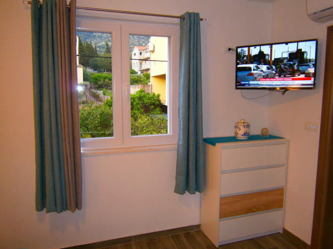 Others 3, Room Vilma, Komiža