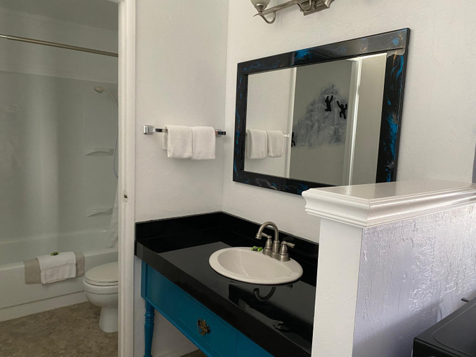 Bathroom 2, La Kris Inn, Coos