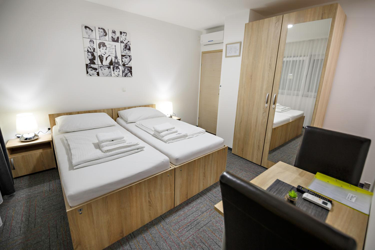 Others 5, Hostel Mali Pariz, Slavonski Brod