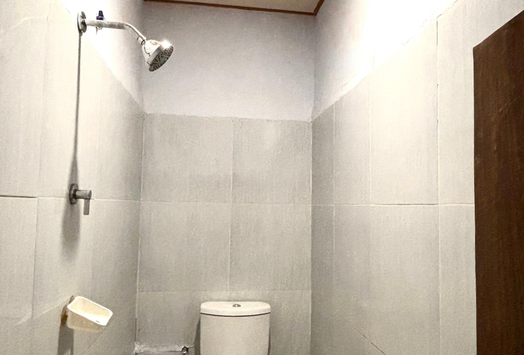 Bathroom, Utama Hotel, North Kolaka