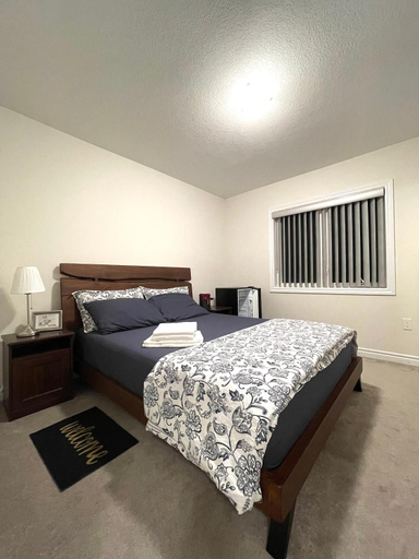 Bedroom, Niagara Falls BNB 15 mins away from Falls, Niagara