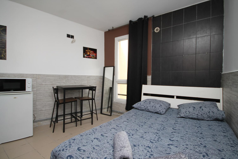 Others 3, 04 - Chambre avec lit double proche Paris et transports WIFI, Seine-Saint-Denis