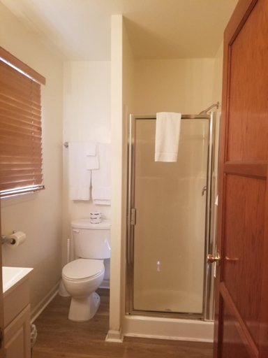 Bathroom 4, カーンビル イン, Kern
