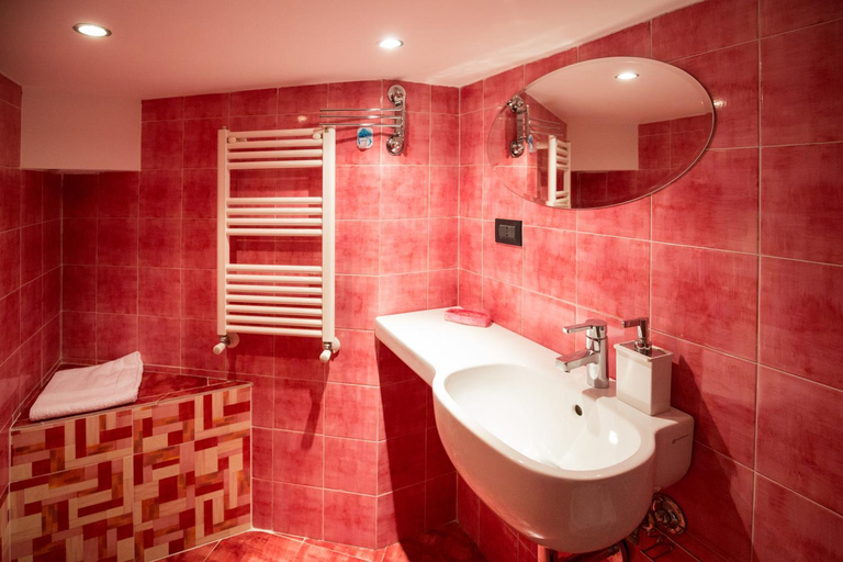Bedroom 5, Triangolo D'oro, Genova
