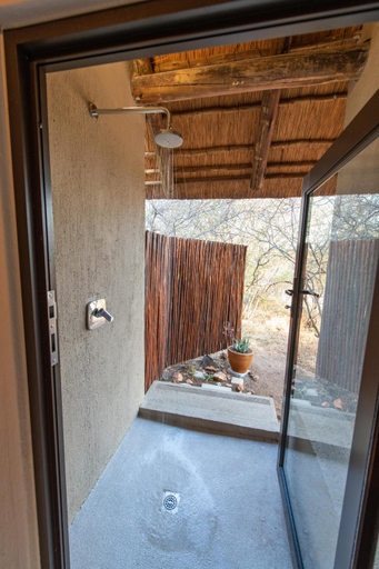 Bathroom 4, Sausage Tree Safari Camp, Mopani