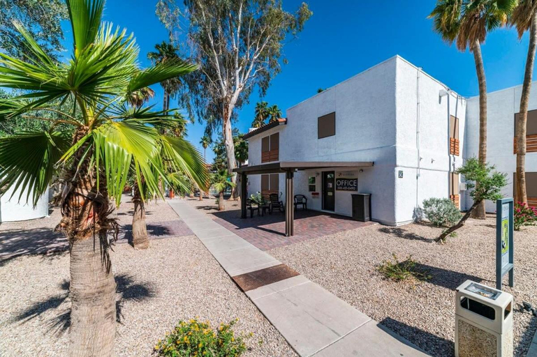 77 Sunny Casa Grande 2bd 2ba condo w heated pool, Pinal