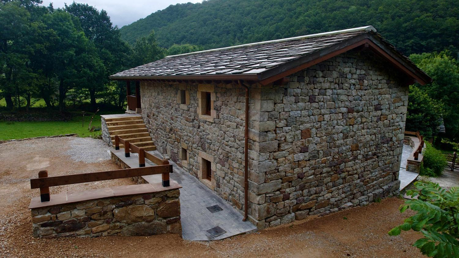 Others 4, Cabana Pasiega Castro Valnera, Cantabria