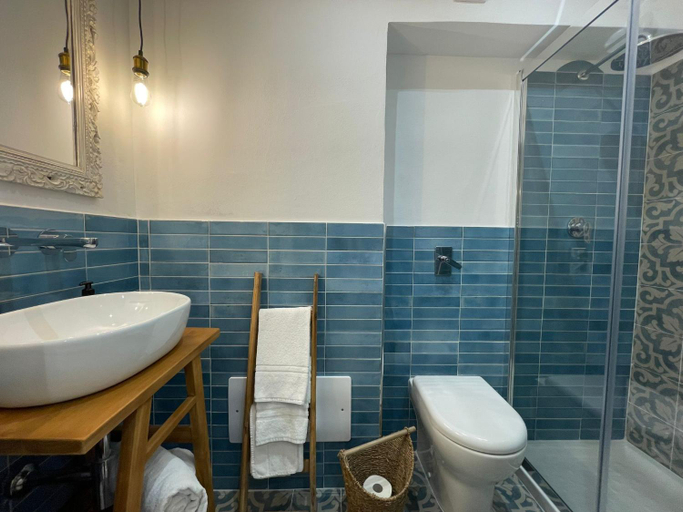 Bathroom 2, Cocciu d'Amuri Apartments, Trapani