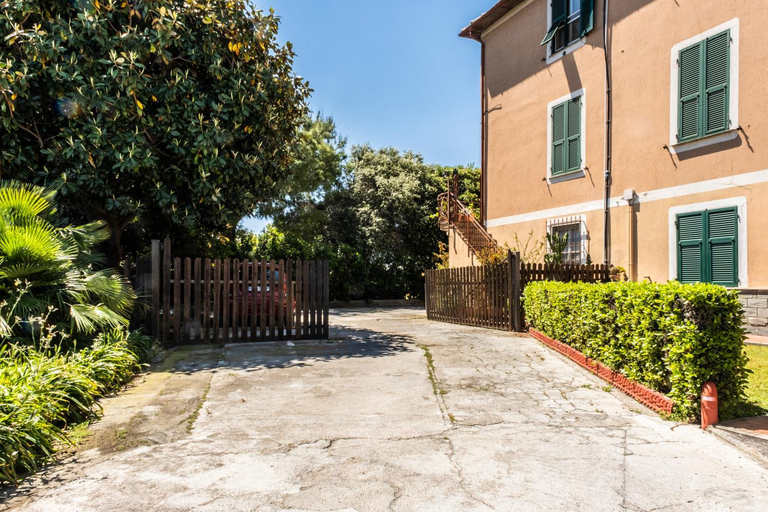 Exterior 4