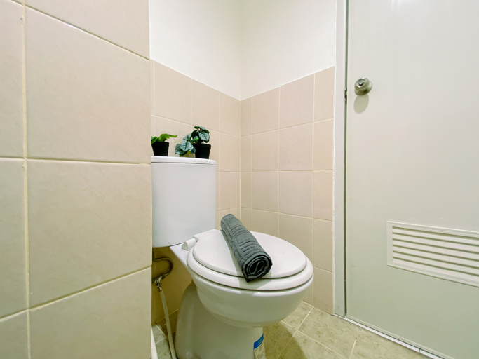 Bathroom 3, Comfort 2BR at 7th Floor Podomoro Golf View Apartment By Travelio, Bogor