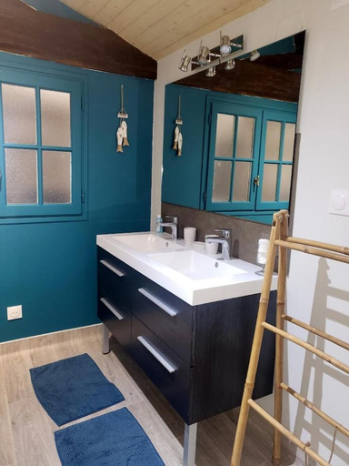 Bathroom 2, "Chambres D'Hotes Le Colombier", Charente-Maritime