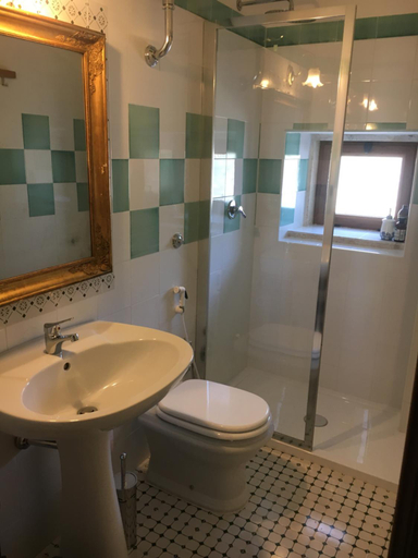 Bathroom 2, B&B Calecatine, L'Aquila