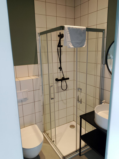 Bathroom 3, So in Sopot Station, Sopot