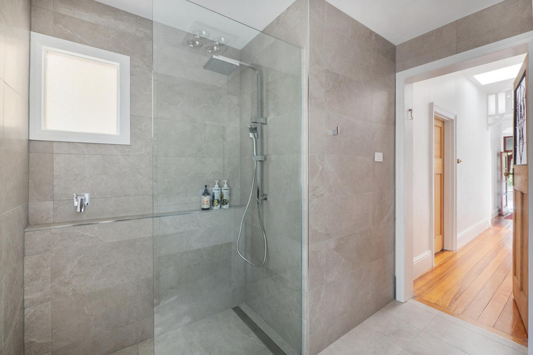 Bedroom 2, Warwick St Retreat! 3 Bedroom House With Parking, Hobart