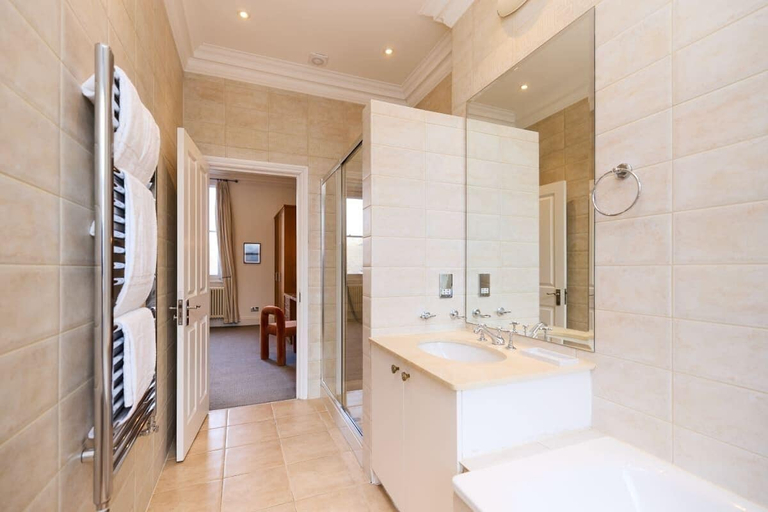Bathroom 3, The Hampstead Getaway - Charming 5bdr Home With Conservatory, London