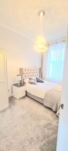 Bedroom 1, Spacious 3 bed flat near the sea with parking, Bournemouth