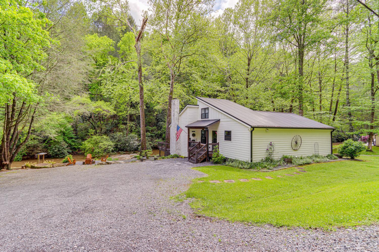 Deck and Fire Pit Bliss Mountaintown Creek Cottage!, Gilmer