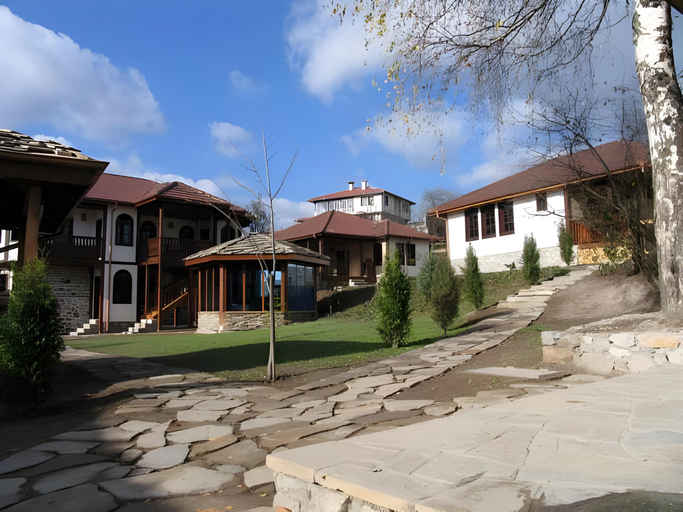 Exterior & Views