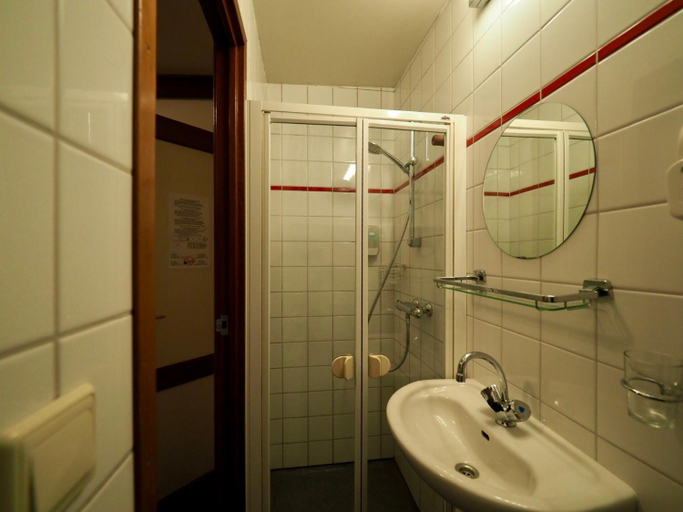Bathroom 4, Hotelboat Sarah, Amsterdam