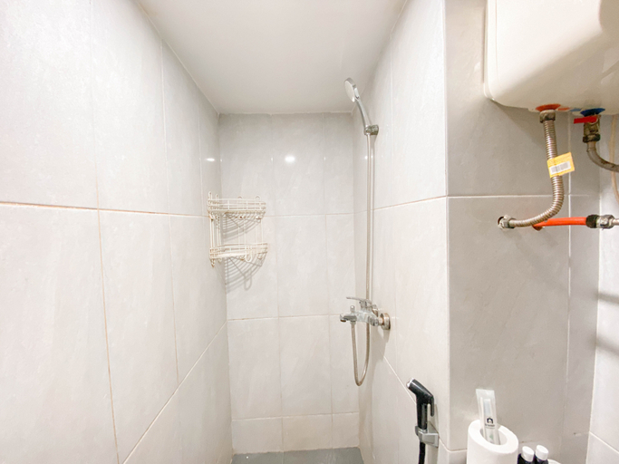 Bathroom 5, Compact Space 2BR at Jarrdin Cihampelas Apartment By Travelio, Bandung
