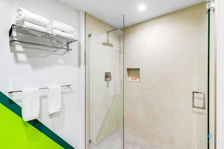 Bathroom 3, Worth Traveling| Hot tub & Unique Rooftop Pool, Broward