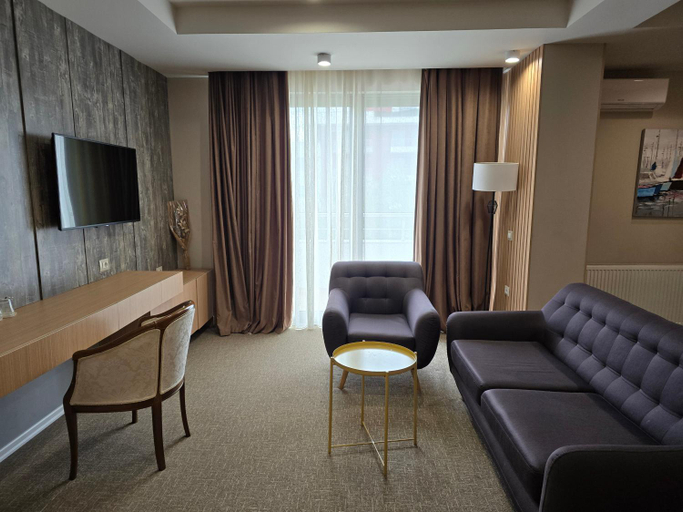 Others 4, Perla Hotel, Pogradecit