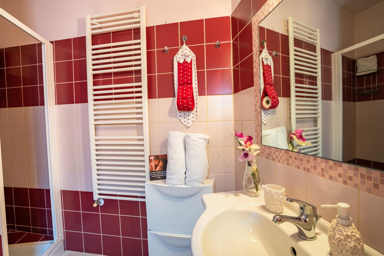 Bathroom 3, Petali Rosa, Bari