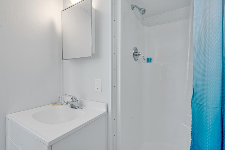 Bathroom 3, Coconut Cay Marina & RV Park, Monroe