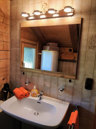 Bathroom 2, Opas Bergchalet Allgau Ferienwohnungen mit eigenem Holzofen nahe Schloss Neuschwanstein, Ostallgäu