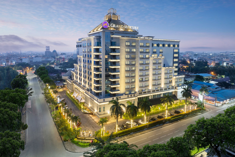 Exterior & Views 9
