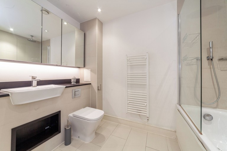 Bathroom 4, Fabulous Flat in Prospect Park, London
